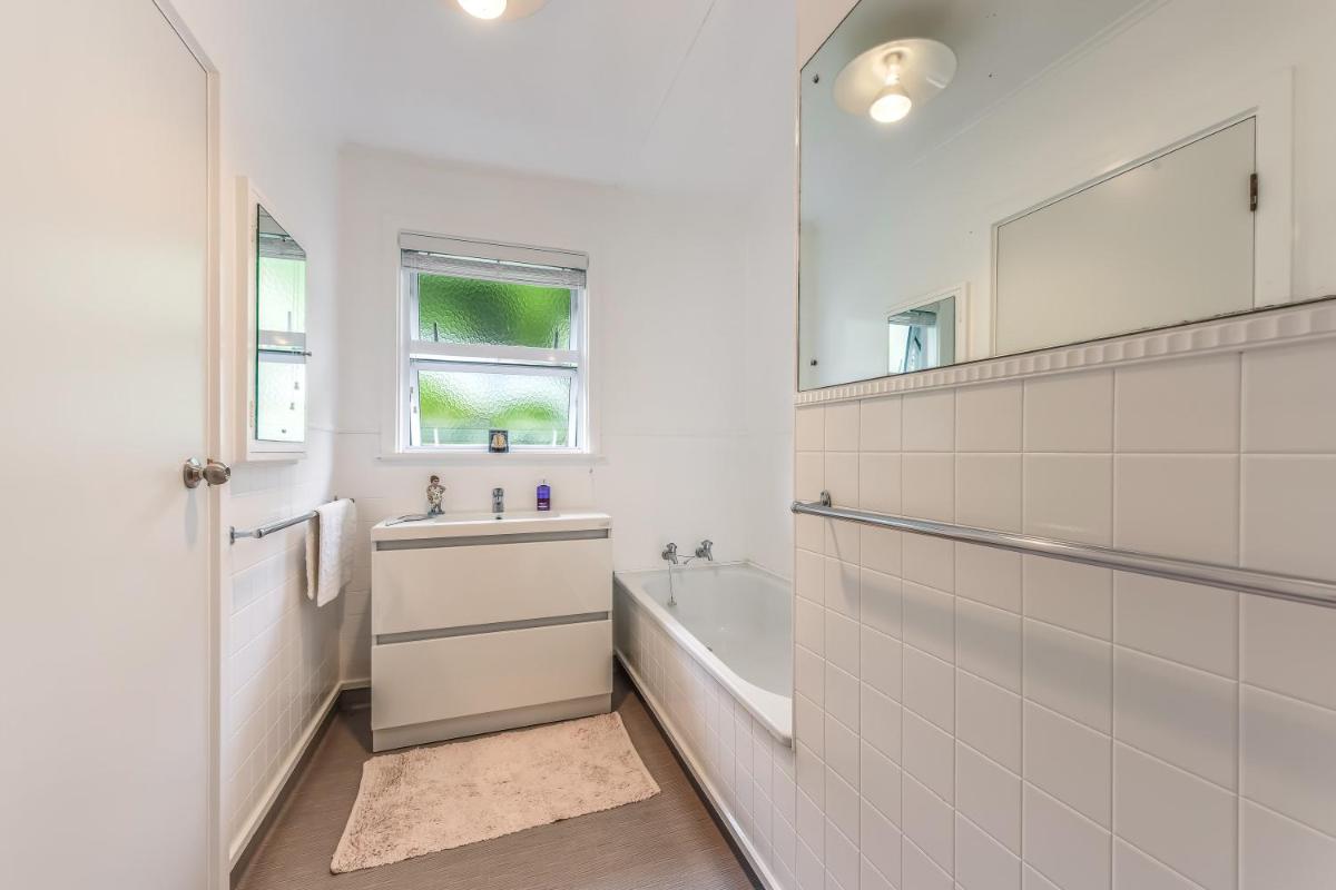Sunny Seaview House 5 minute walk to town - Housity