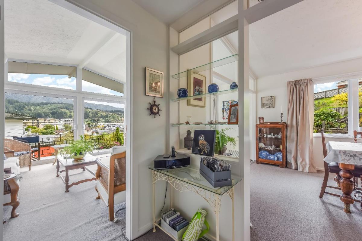 Sunny Seaview House 5 minute walk to town - Housity