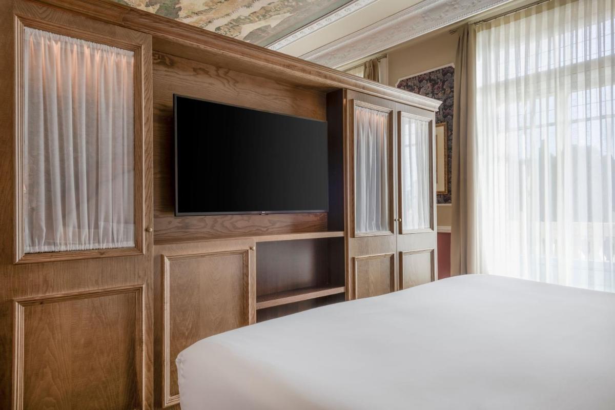 Una televisión o centro de entretenimiento en Hotel Palacio del Retiro, Autograph Collection