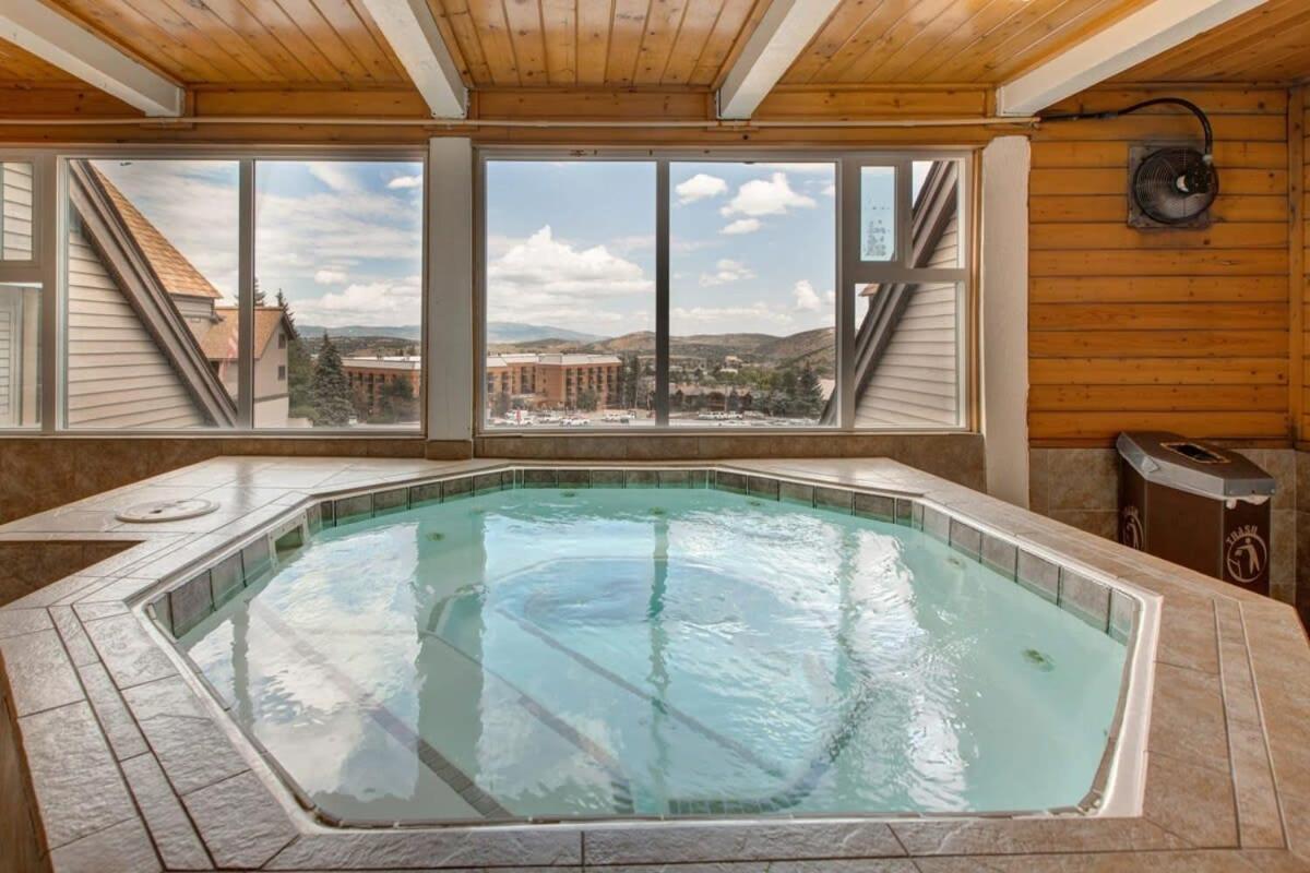 Ski In Ski Out Modern Studio with Stunning Location - Housity