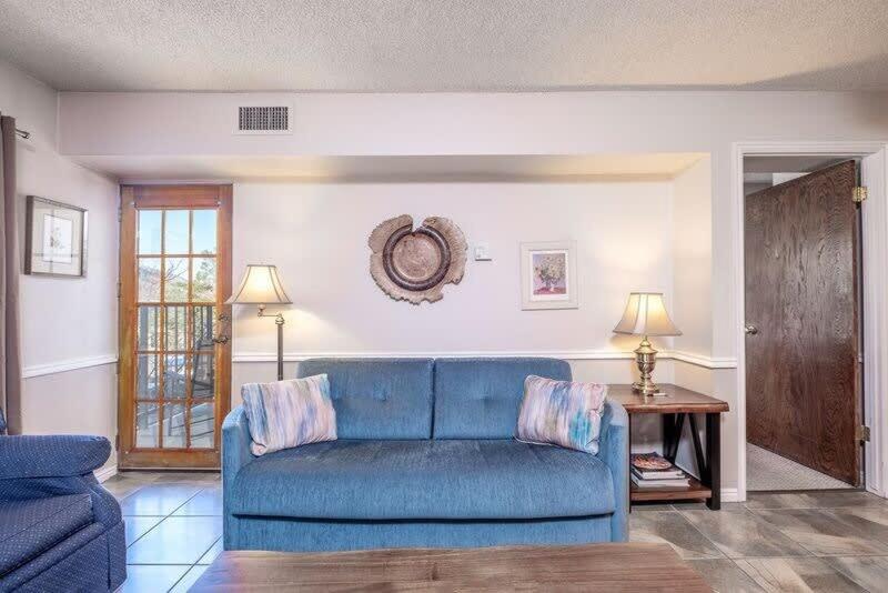 Cozy 1BDR with Views Free Parking Near Bus Stop - Housity