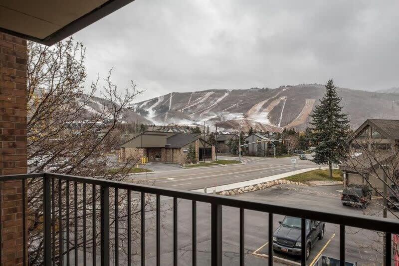 Cozy 1BDR with Views Free Parking Near Bus Stop - Housity