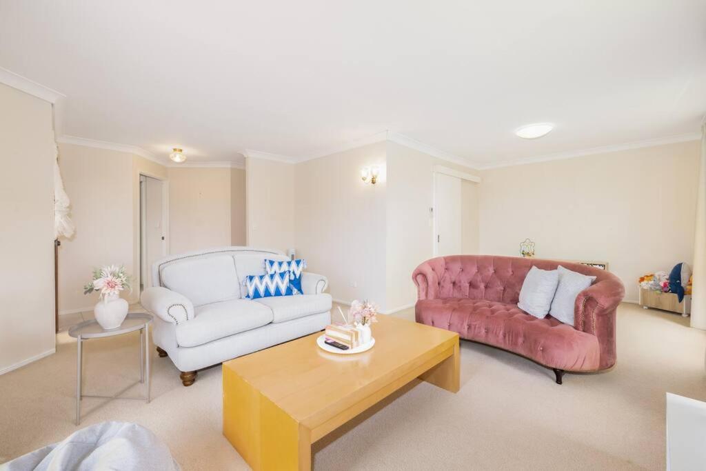 Spacious 3-BR Haven Prime Location Shopping Centre - Housity
