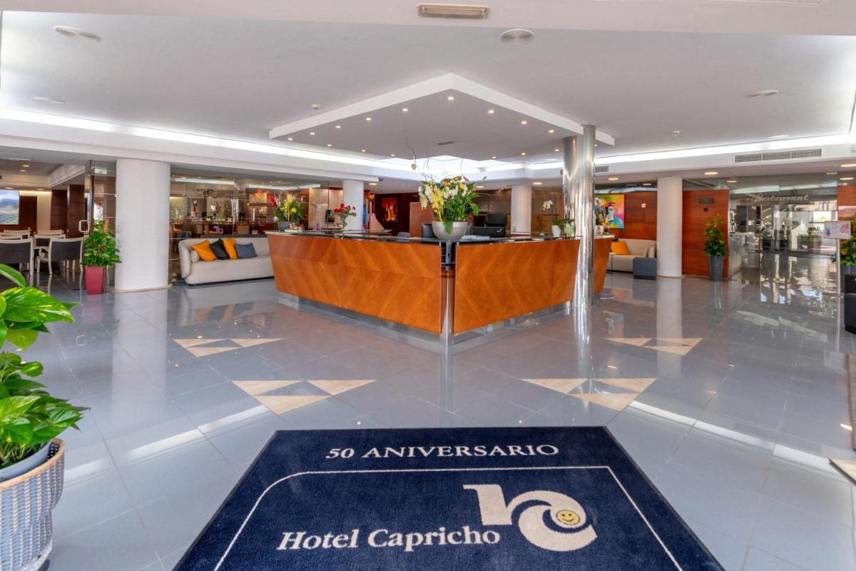 El vestíbulo o zona de recepción de Hotel Capricho