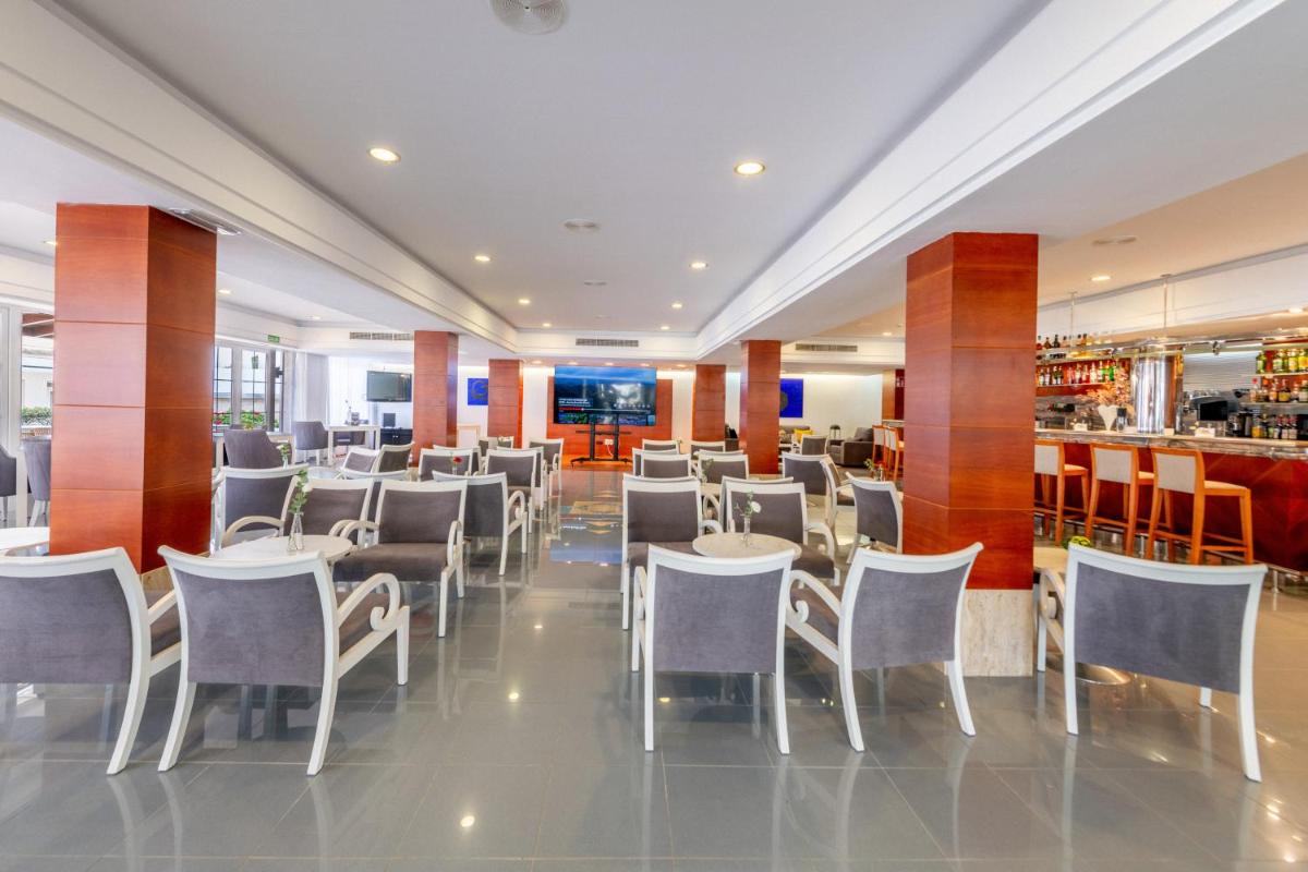 Un restaurante o sitio para comer en Hotel Capricho