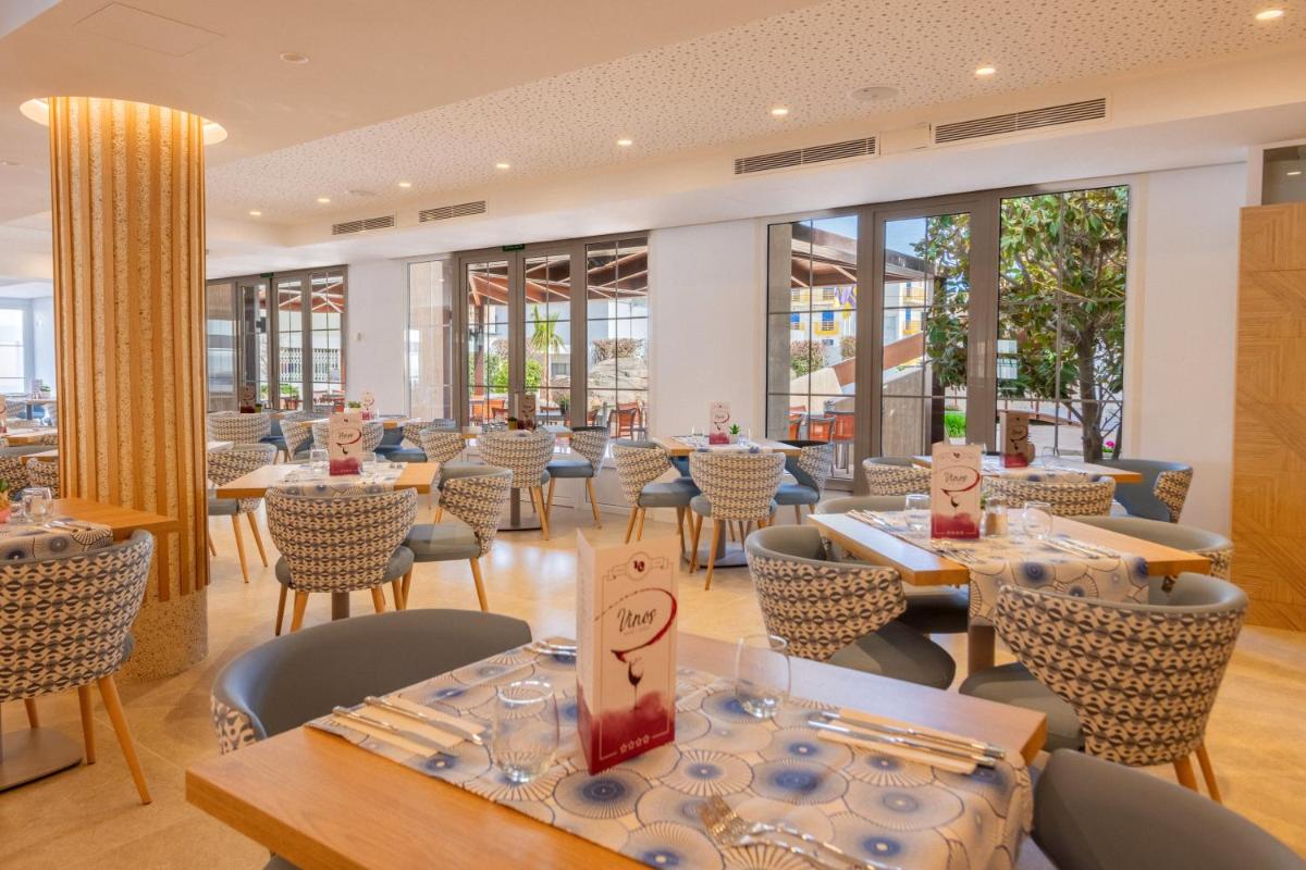 Un restaurante o sitio para comer en Hotel Capricho