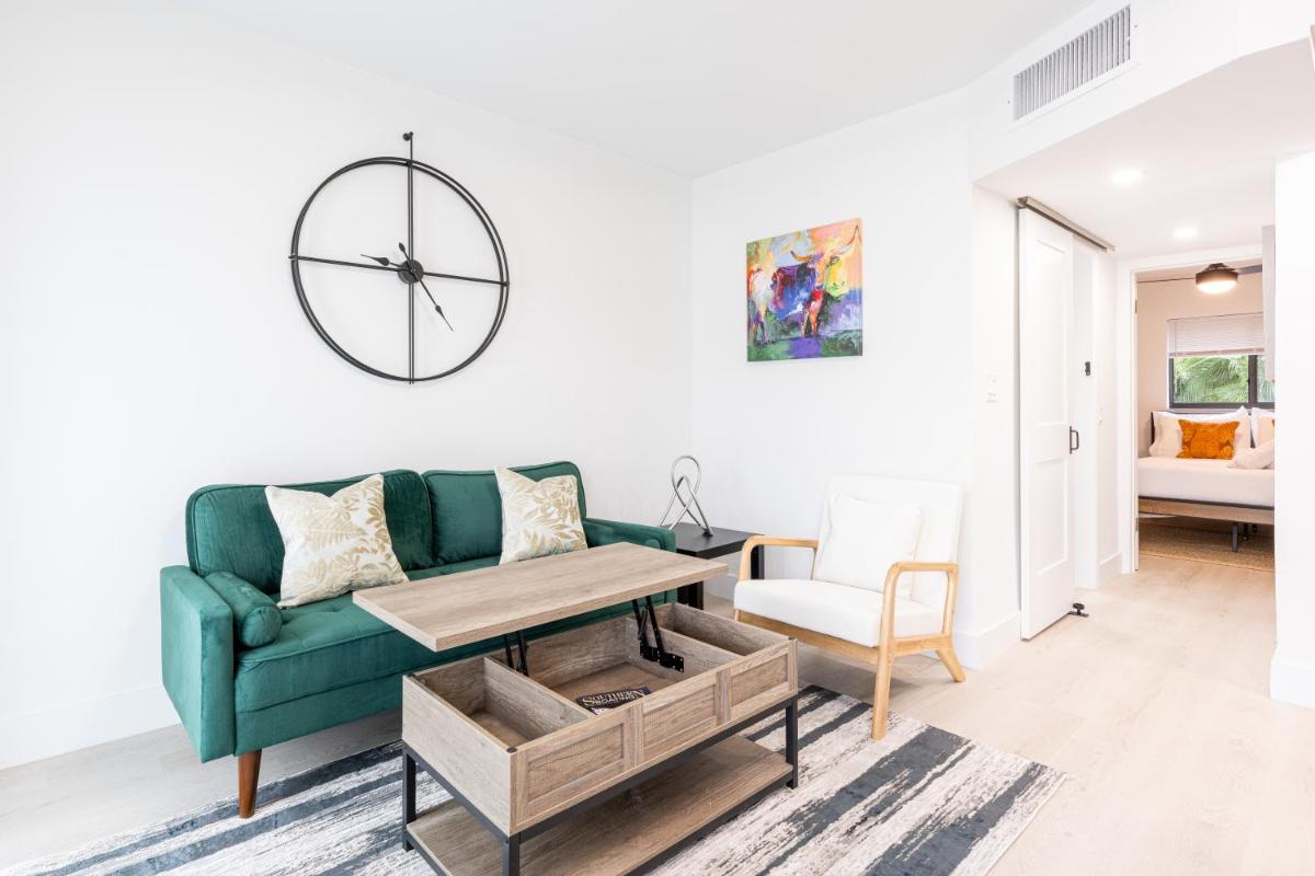 Palm Breeze Luxury Suites - Housity