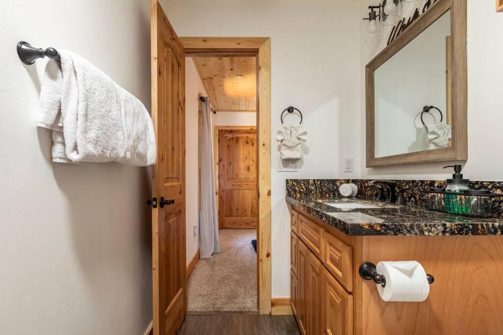 Modern Family Cabin mins to Lake, Slopes & Hikes - Housity