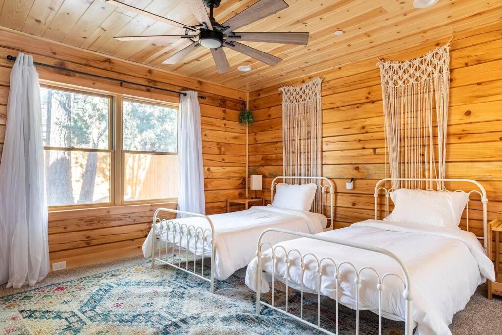 Modern Family Cabin mins to Lake, Slopes & Hikes - Housity