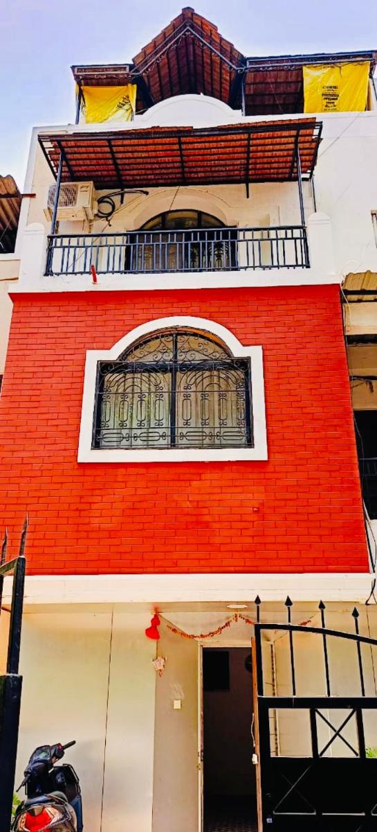 Budget Private Ac Room with Kitchen Near Osho Garden - Housity
