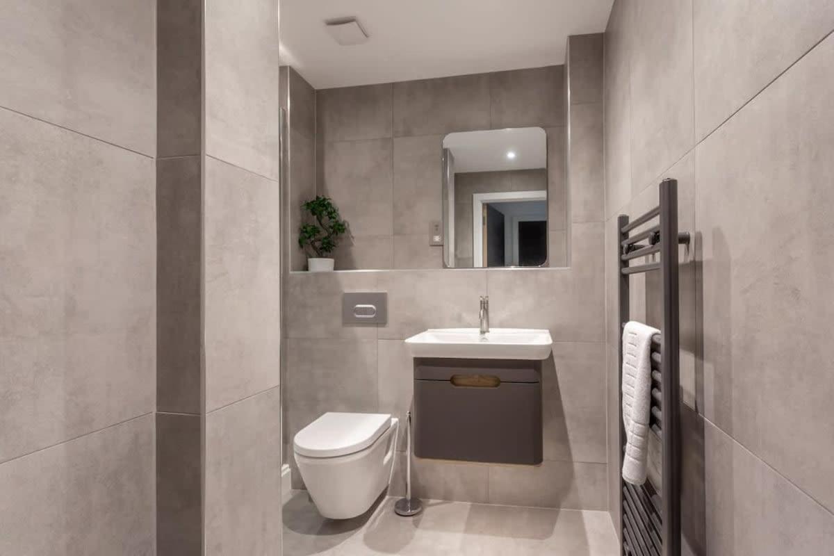 Luxurious 1 bed apartment with free parking - Housity