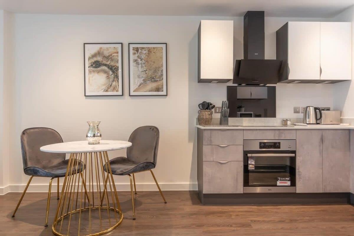 Luxurious 1 bed apartment with free parking - Housity