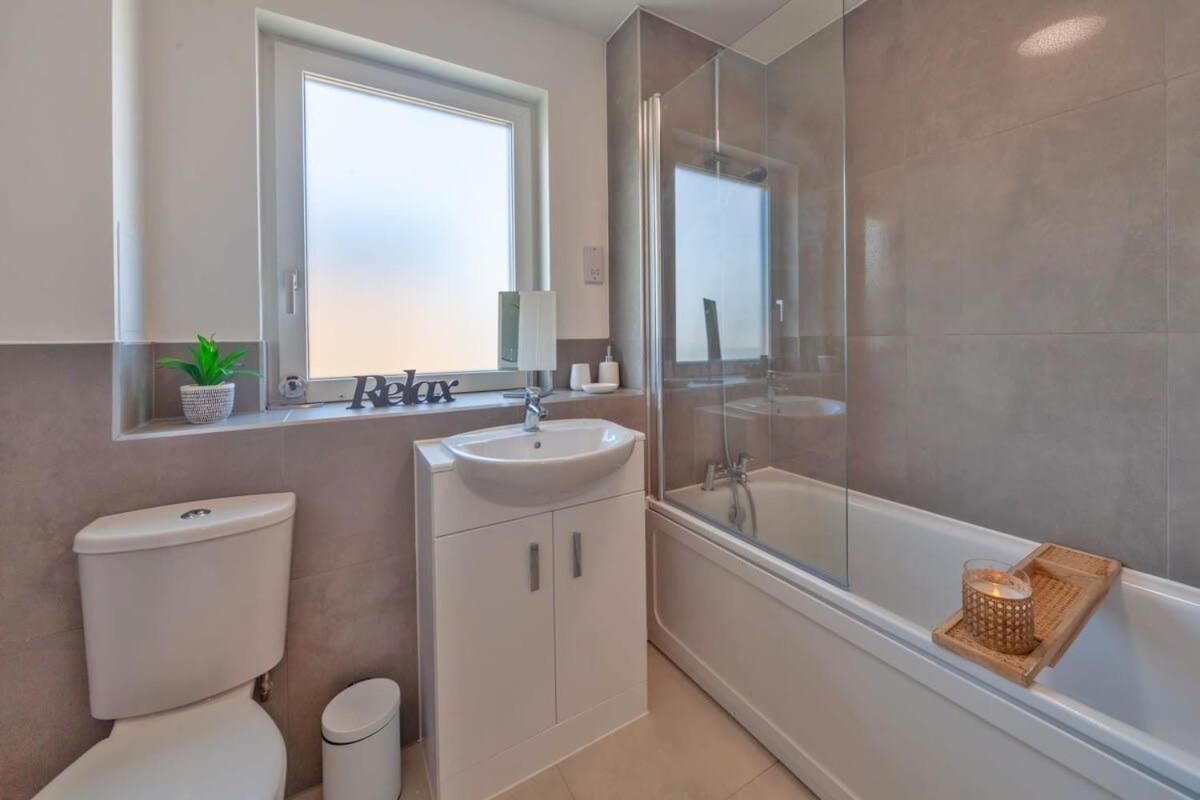 Modern 1 Bedroom Apartment in Ashford - Housity
