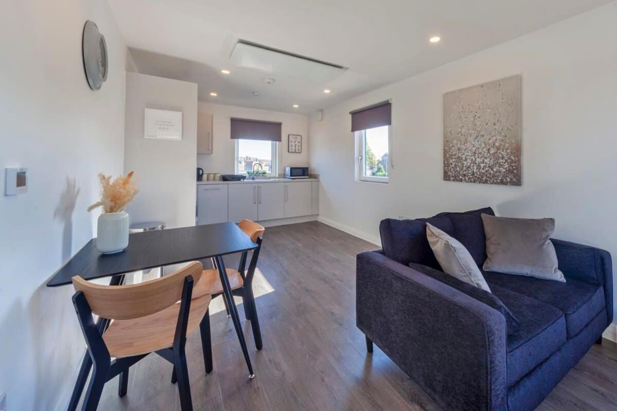 Modern 1 Bedroom Apartment in Ashford - Housity