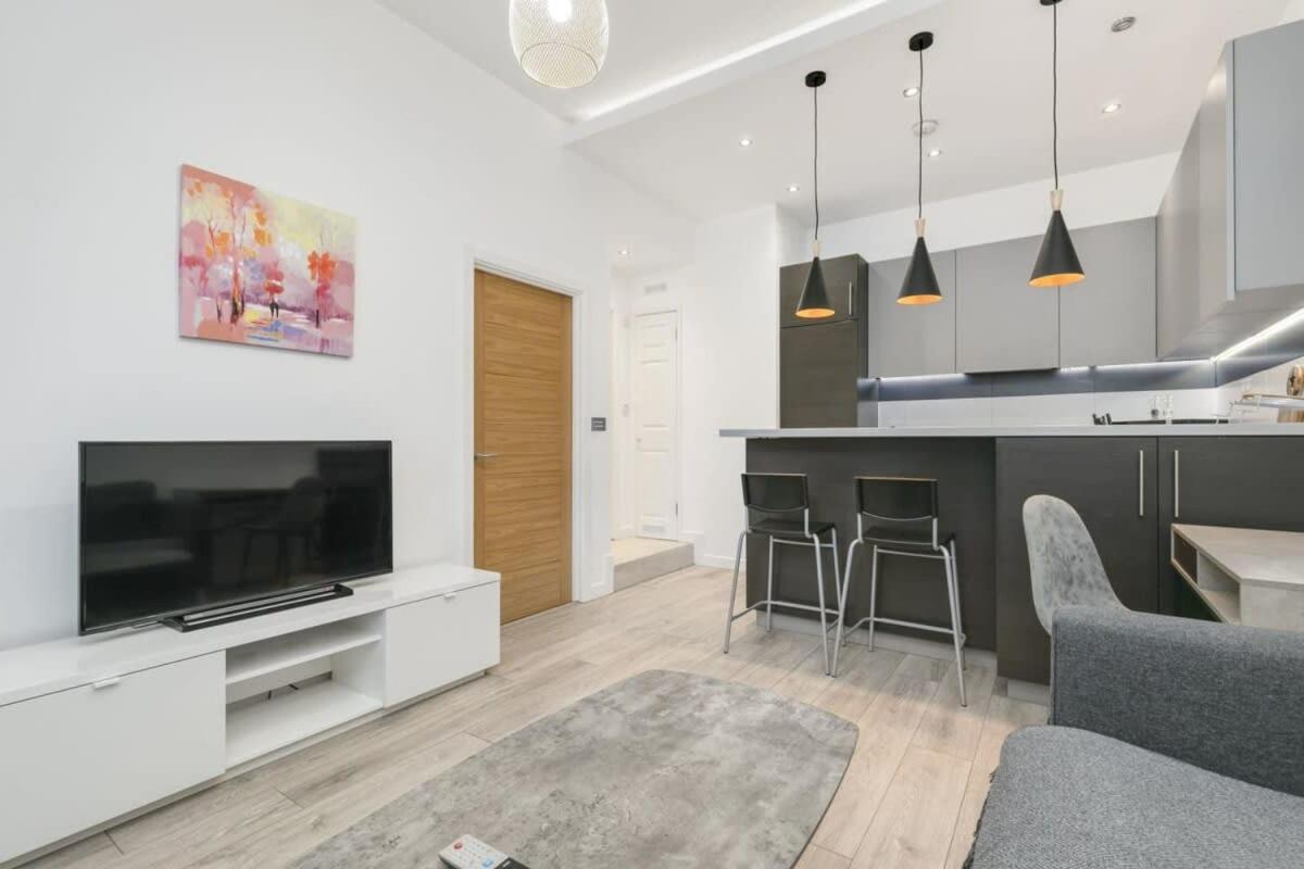 Modern 1 Bedroom Apartment in Central Woking - Housity