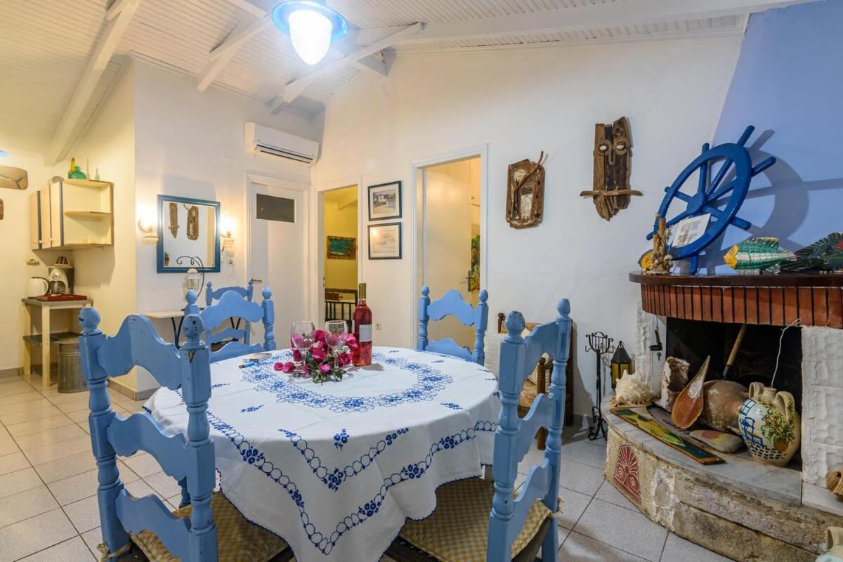 The Blue House Seaside Retreat - Fully equipped - Housity