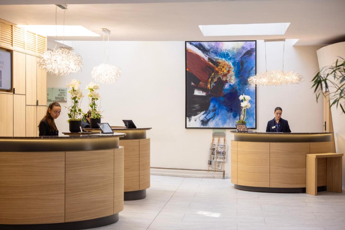 2 personnes assises aux bureaux de la réception dans le hall dans l'établissement Eden Hotel & Spa, à Cannes 75 autres photos