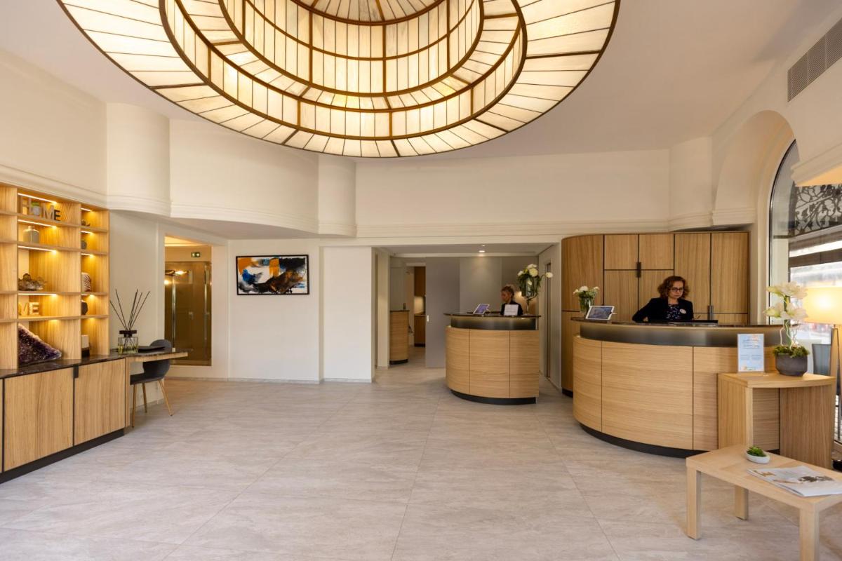 un grand hall avec un grand plafond circulaire dans l'établissement Cristal Hôtel & Spa, à Cannes