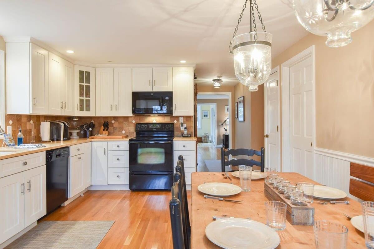 Spacious w Large Outdoor Area Fire Pit - Housity