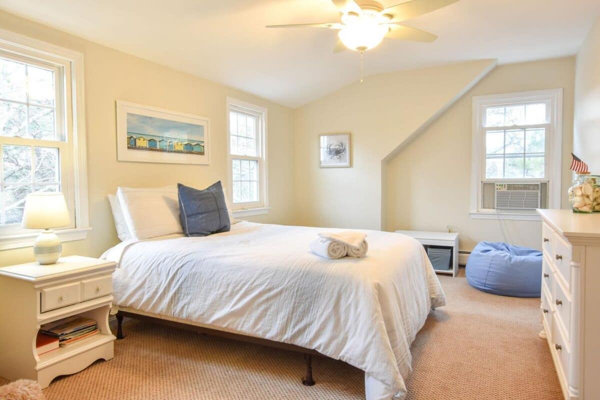 Spacious w Large Outdoor Area Fire Pit - Housity