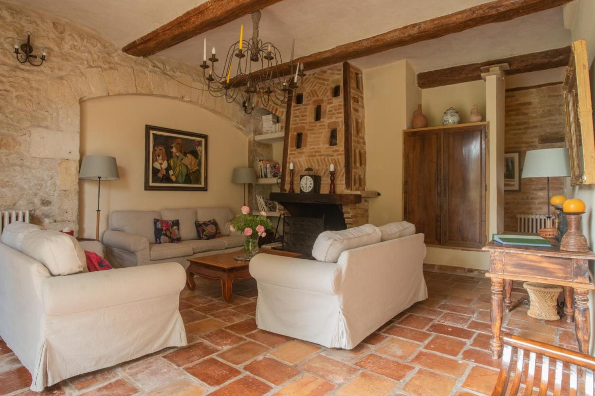 Coin salon dans l'établissement HOTEL et APPARTEMENTS DOMAINE DES CLOS - Teritoria