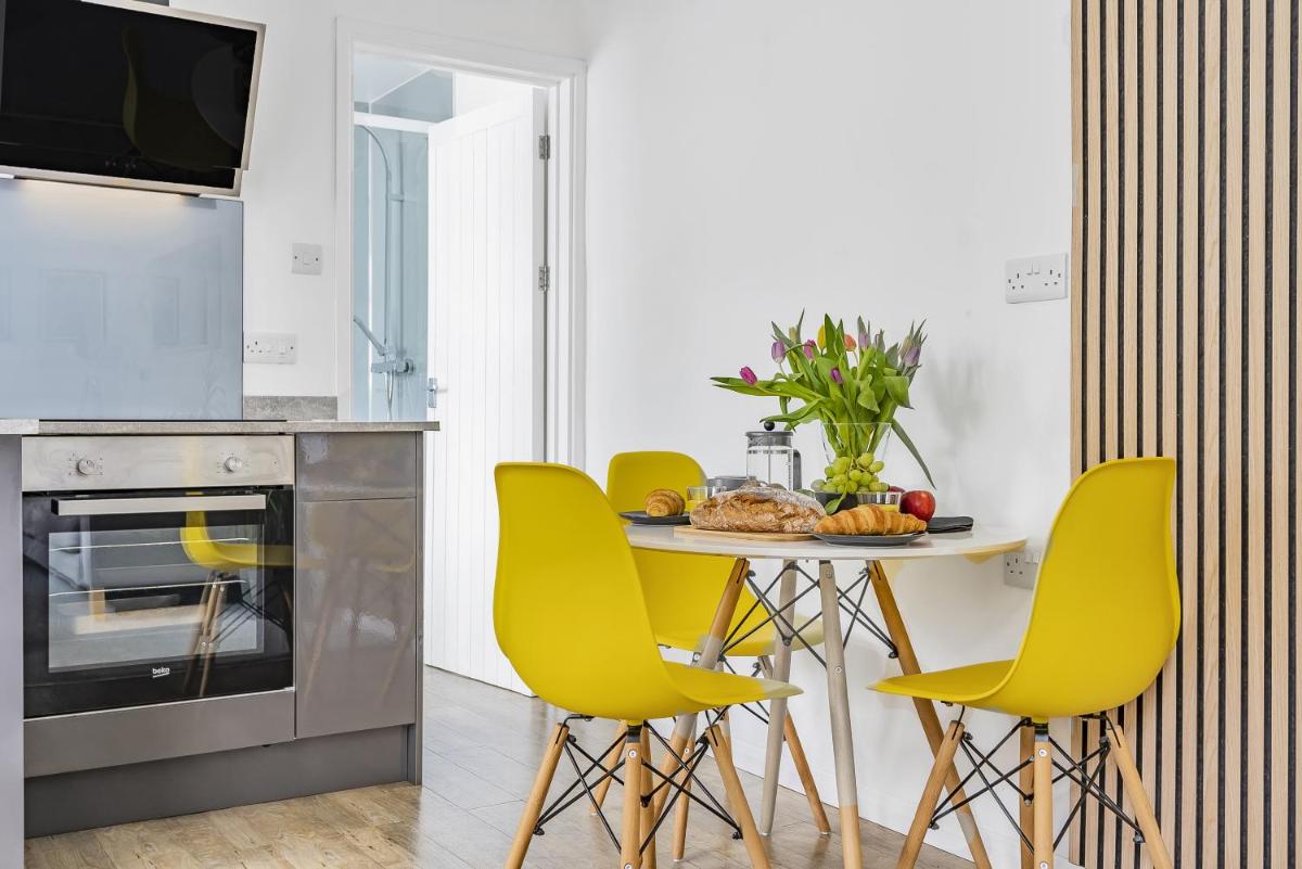 Waters Edge Holiday Home in Hayle, West Cornwall - Housity