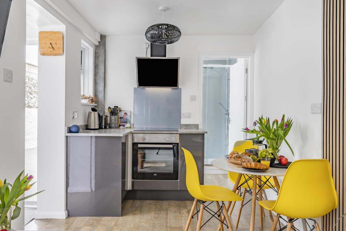 Waters Edge Holiday Home in Hayle, West Cornwall - Housity