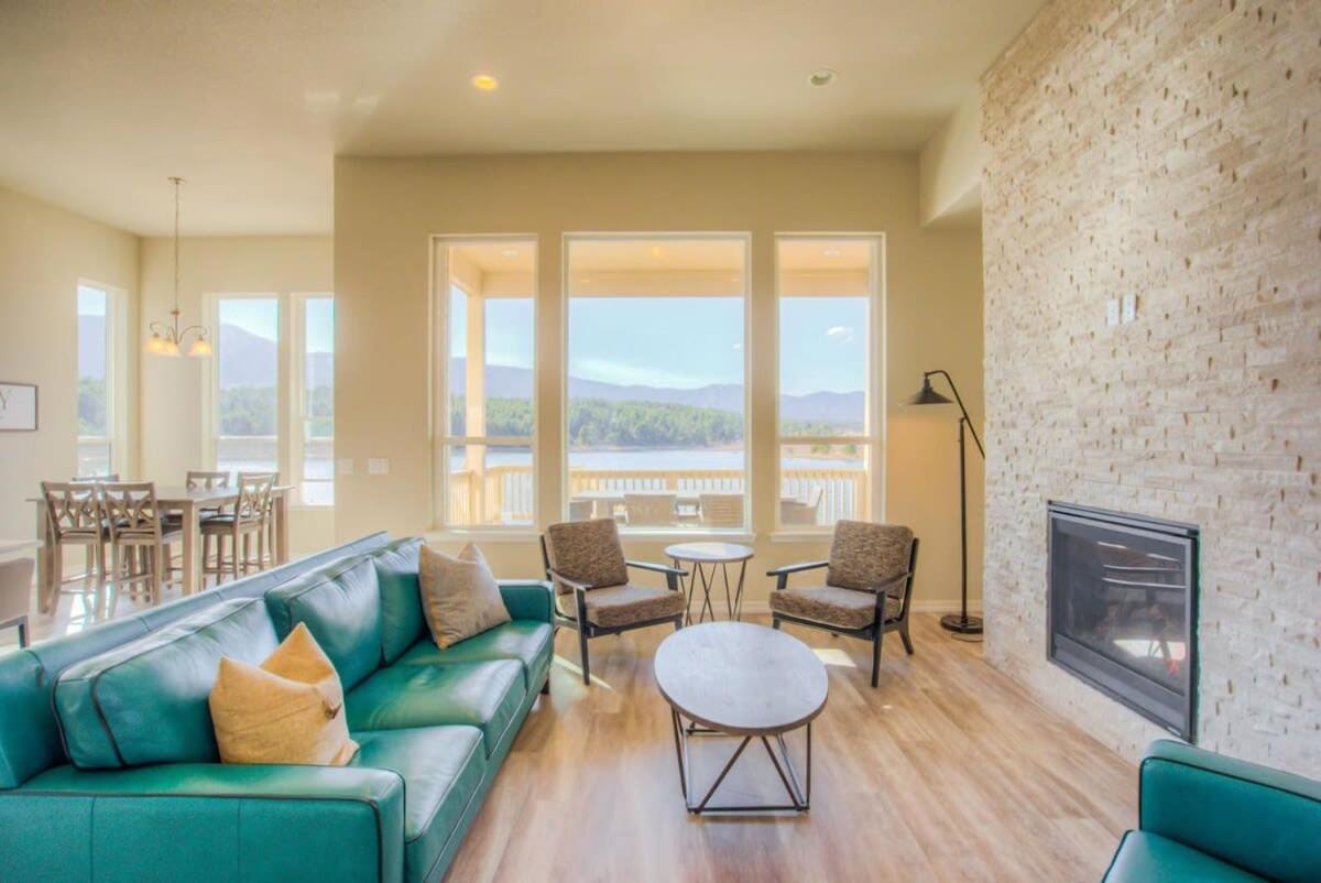 Luxury Lake House With Mountain Views & Hot Tub - Housity