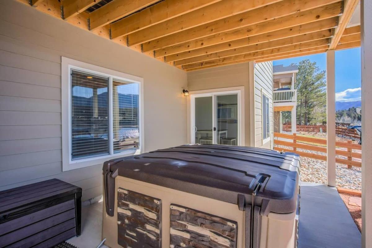Luxury Lake House With Mountain Views & Hot Tub - Housity