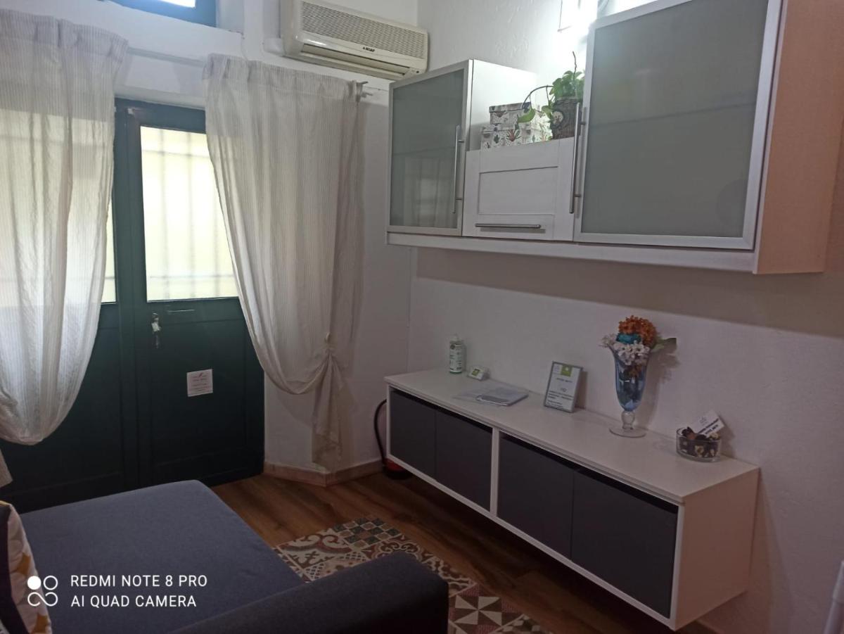 Petite Batty - Housity