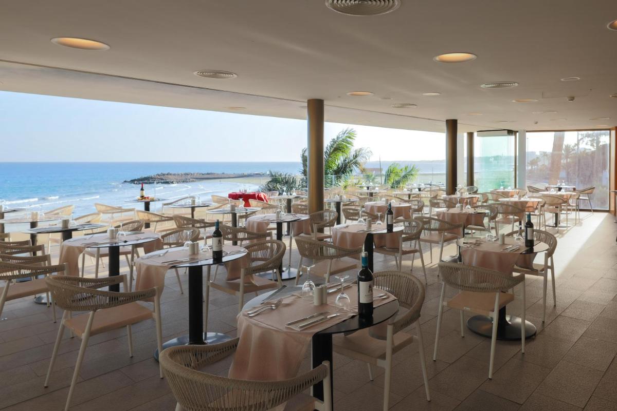 Un restaurante o sitio para comer en Don Gregory by Dunas - Adults Only