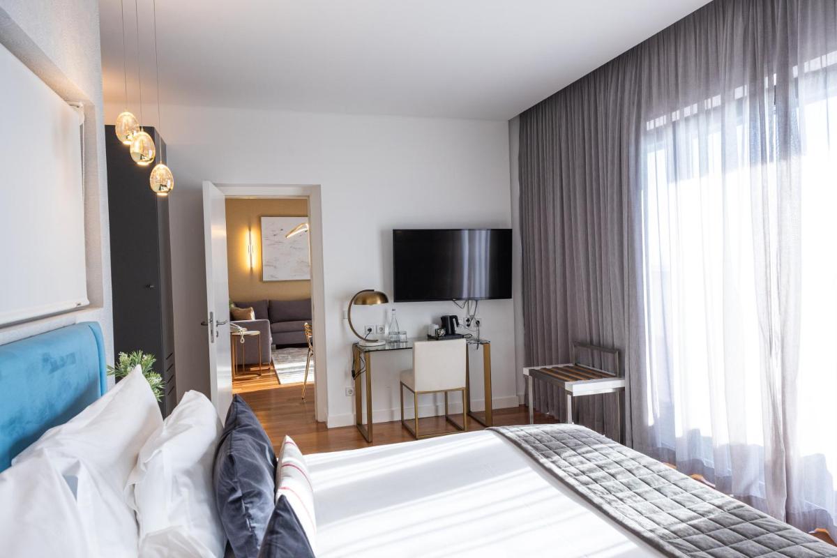 Uma televisão e/ou sistema de entretenimento em Pestana Cidadela Cascais - Pousada & Art District