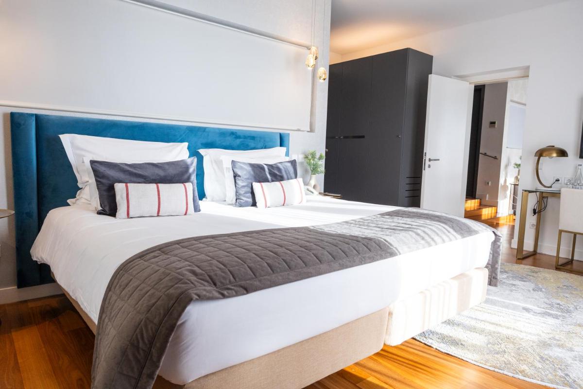 Uma cama ou camas num quarto em Pestana Cidadela Cascais - Pousada & Art District