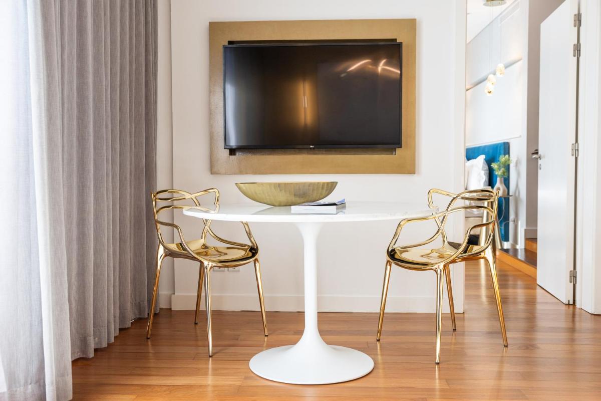Uma televisão e/ou sistema de entretenimento em Pestana Cidadela Cascais - Pousada & Art District