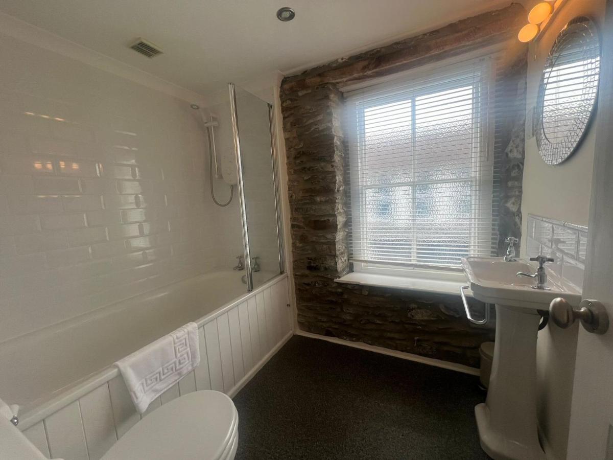 Nant Meigan, Georgian Townhouse in centre of Aberaeron, dog friendly - Housity