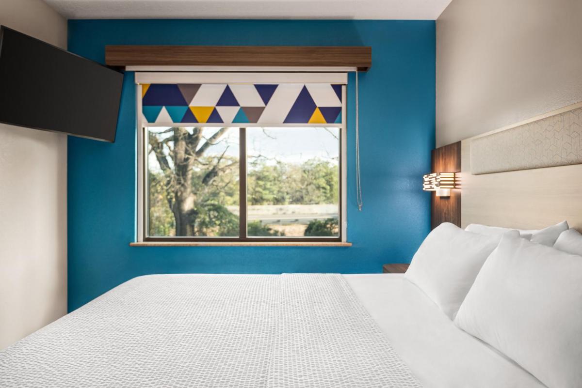 Holiday Inn Express & Suites Mobile West I-10, an IHG Hotel - Housity