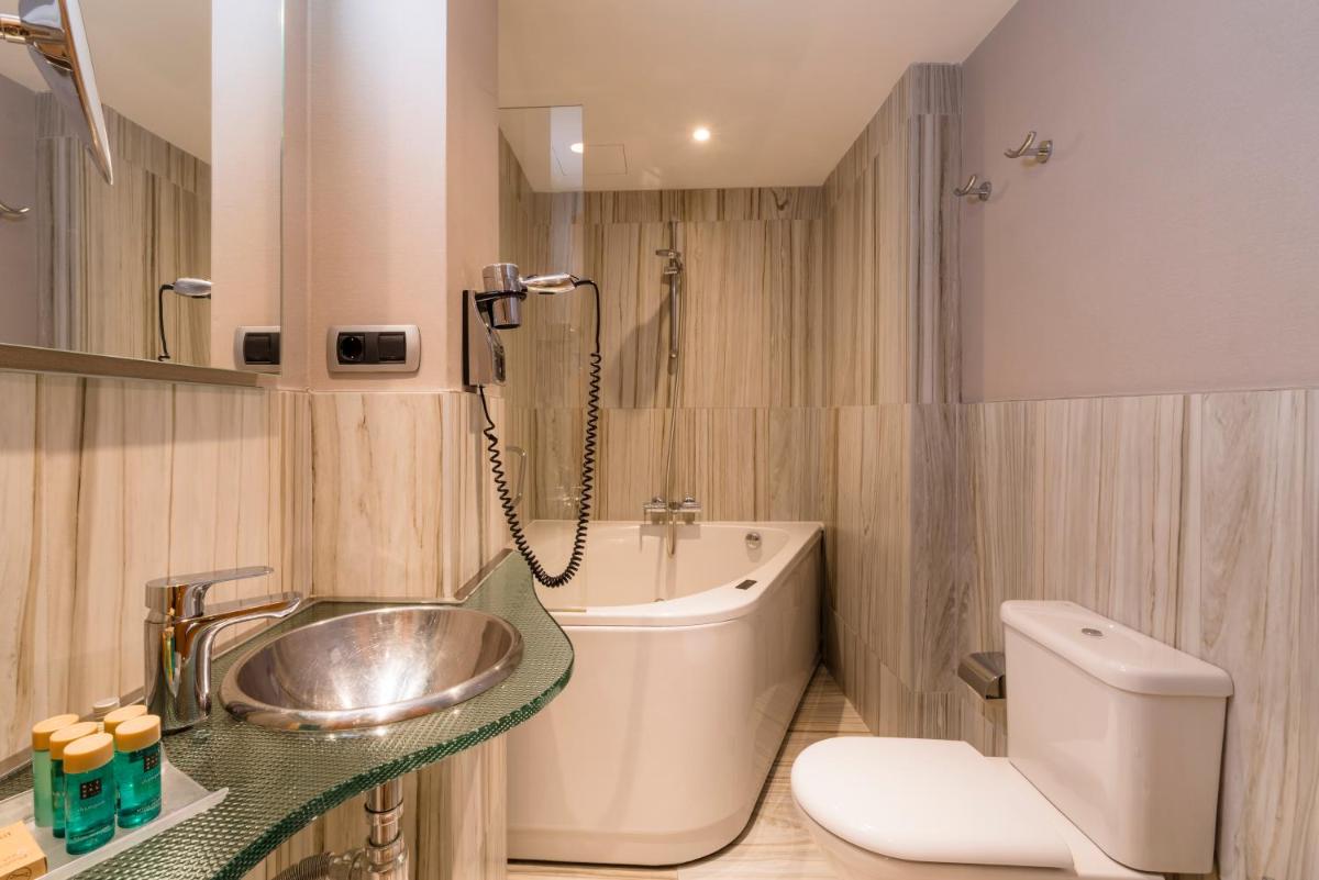Un baño de Hotel Plaza