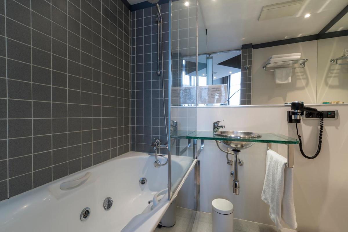 Un baño de Hotel Plaza