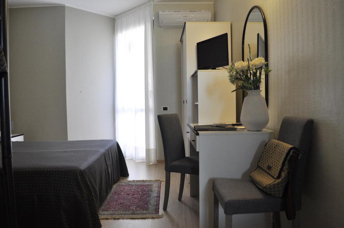 Hotel Est Piombino - Housity