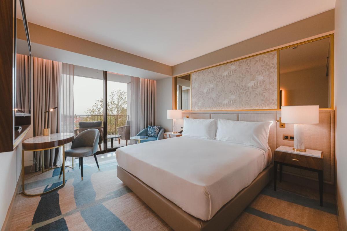 Uma cama ou camas num quarto em Legacy Hotel Cascais, Curio Collection By Hilton