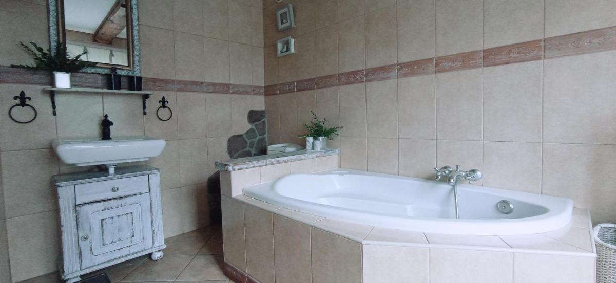 Agroturystyka Izba Pod Kasztanem - Housity