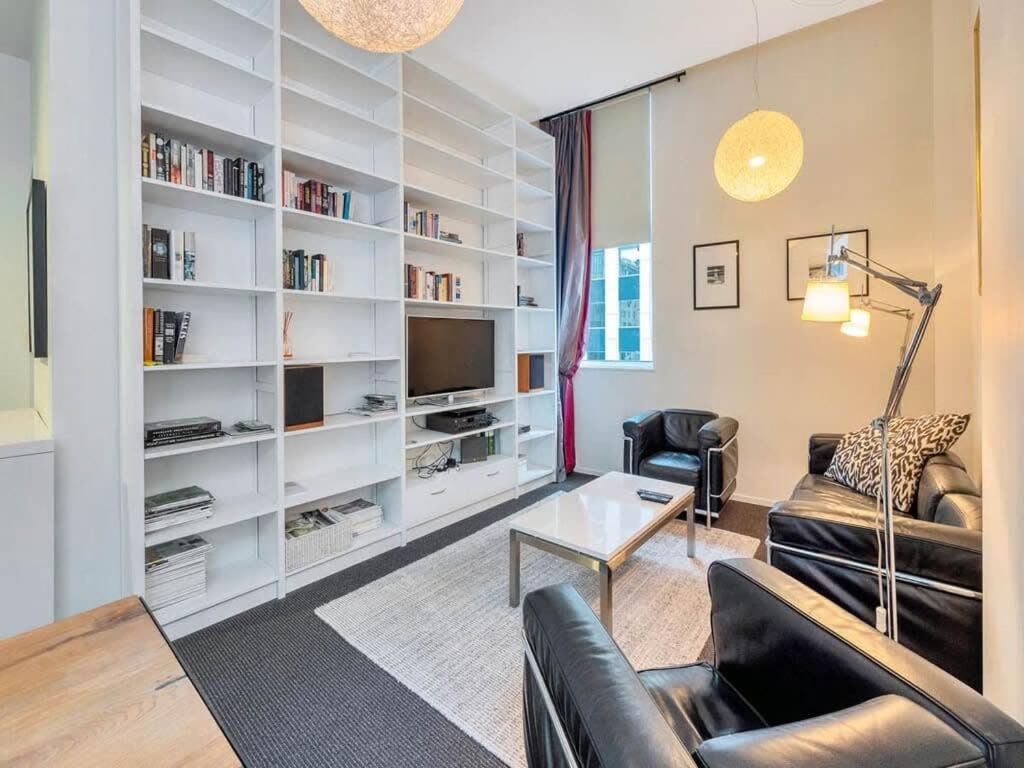 Charming Spacious Two Bedroom in Central CBD - Housity