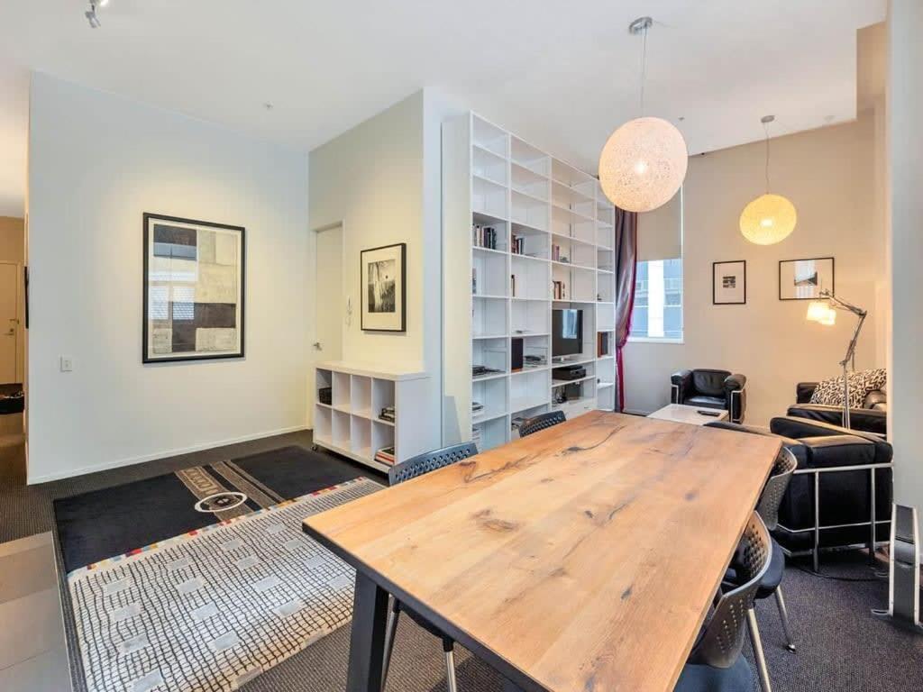 Charming Spacious Two Bedroom in Central CBD - Housity
