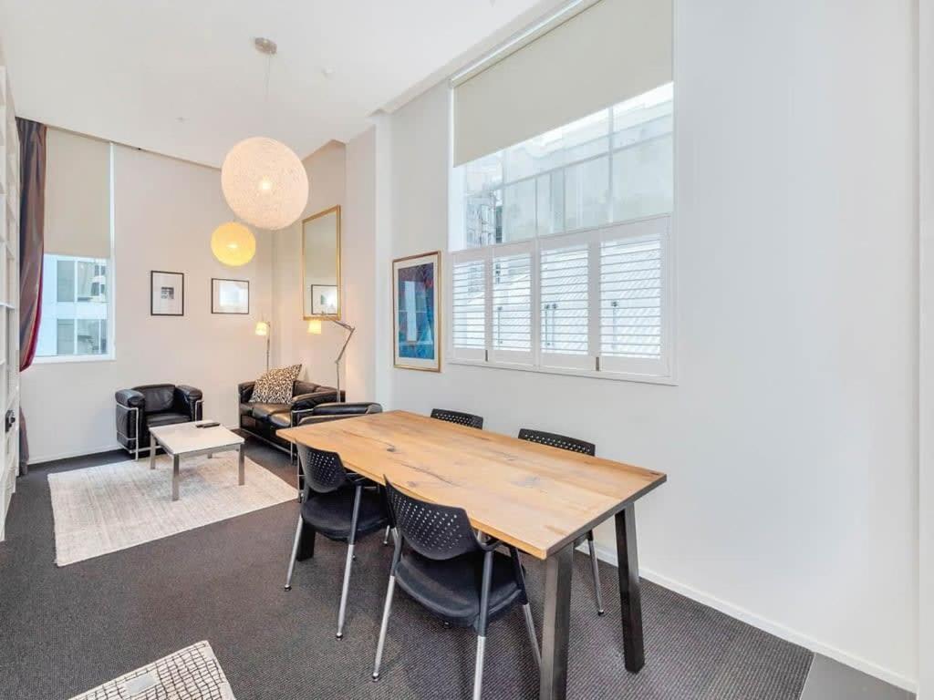 Charming Spacious Two Bedroom in Central CBD - Housity