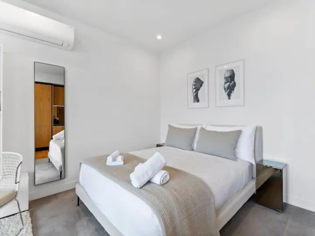 Sleek Modern Studio with Balcony - Housity