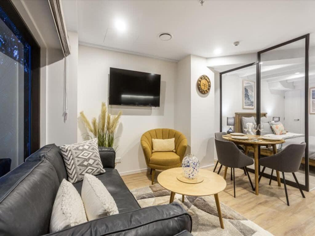 Brand New Condo with Pool and Gym - Housity