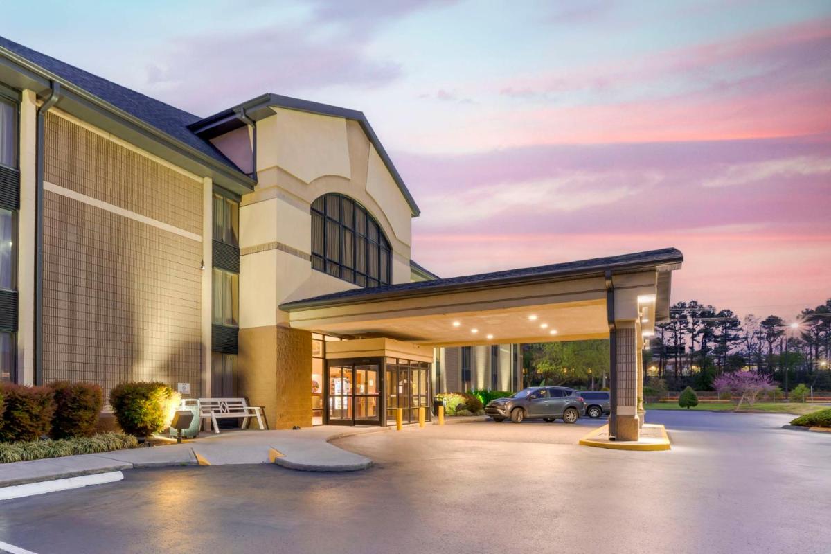 Best Western Plus Knoxville Cedar Bluff - Housity