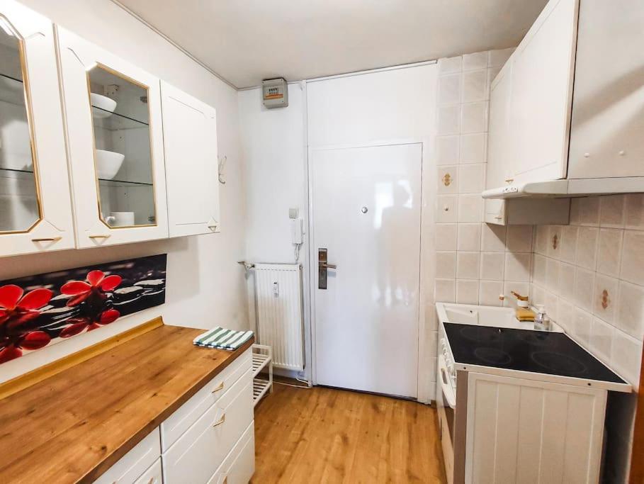 Quiet Apartment Near City Center - Housity