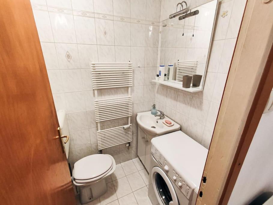 Quiet Apartment Near City Center - Housity