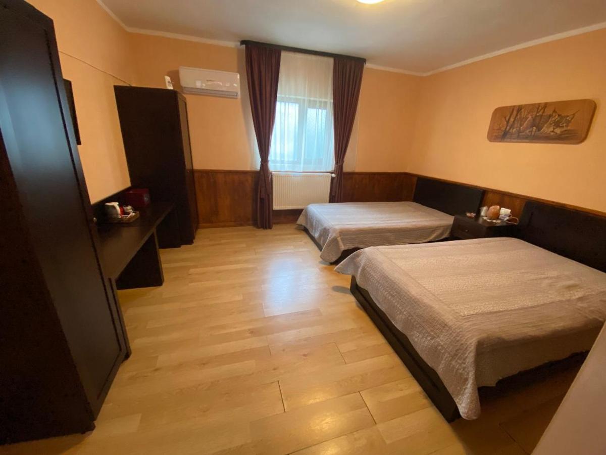 O Mie de Lacuri - Housity